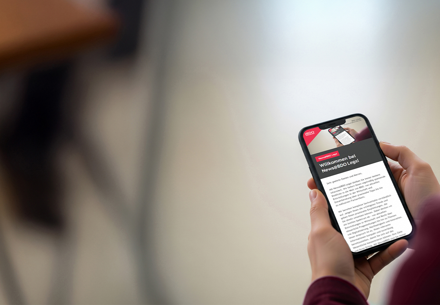 Hand die Smartphone hält